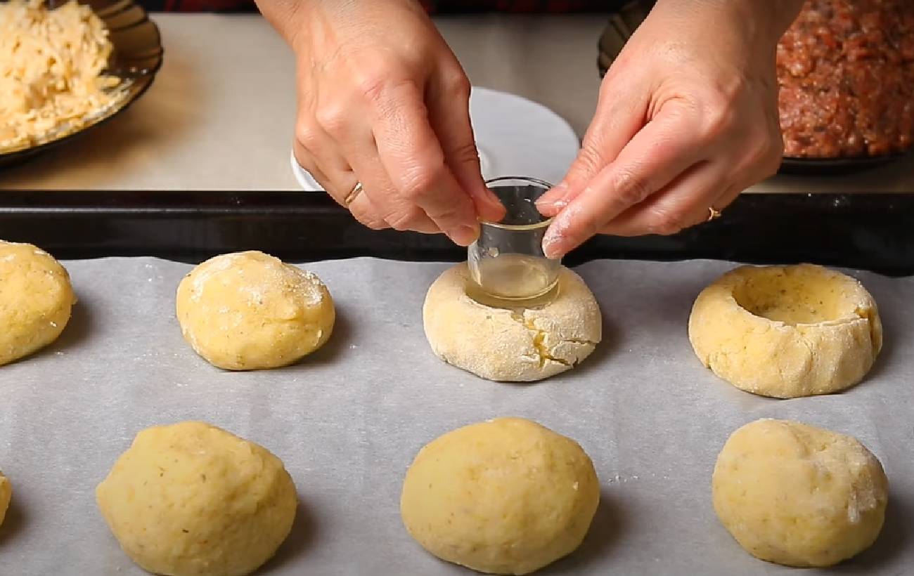 Такого вы еще не готовили! Рецепт картофельных ватрушек с мясом, которые поразят даже привередливых